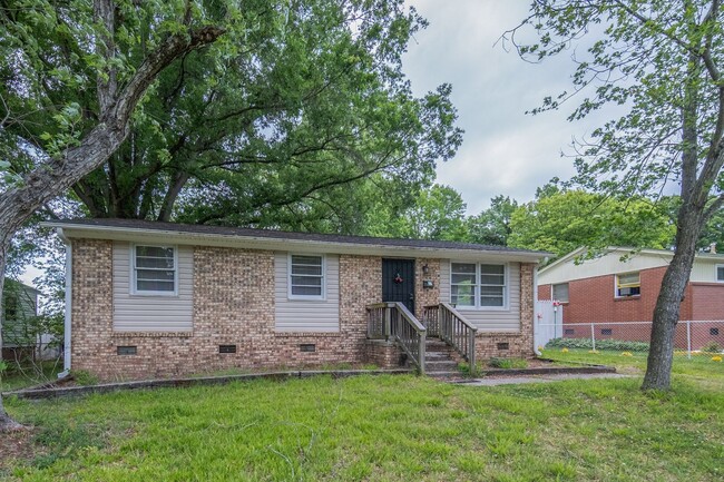 Building Photo - 3-bedroom, 1-bath home with a fenced-in yard, located on Guerrant Street in Greensboro
