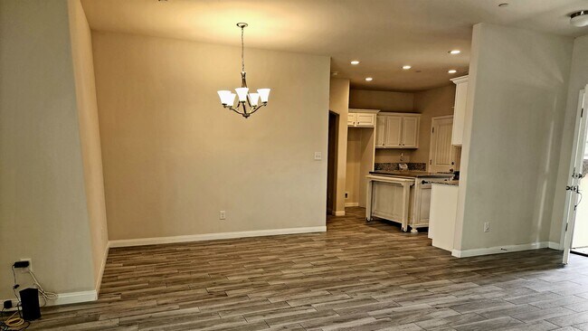 Foto del edificio - NE Bakersfield 4 bed 2 bath home with sola...