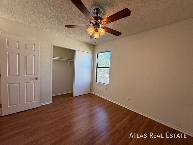 Foto del edificio - 465 W Ivyglen St