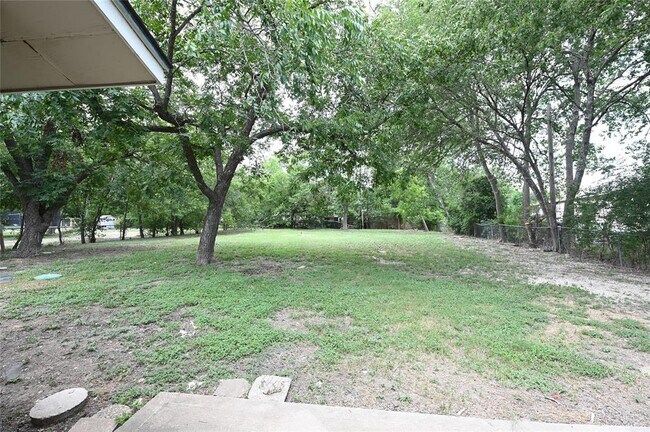 Foto del edificio - 6802 Creedmoor Rd