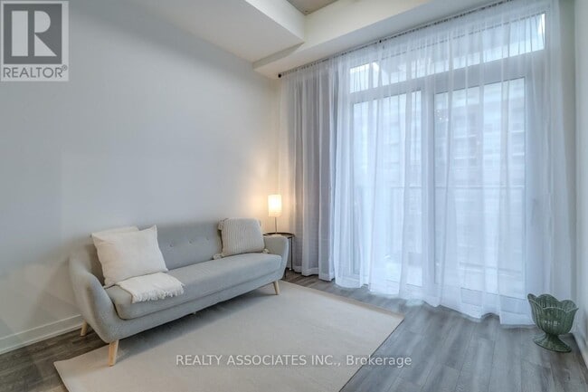 Photo du bâtiment - 609 St Clair Ave W