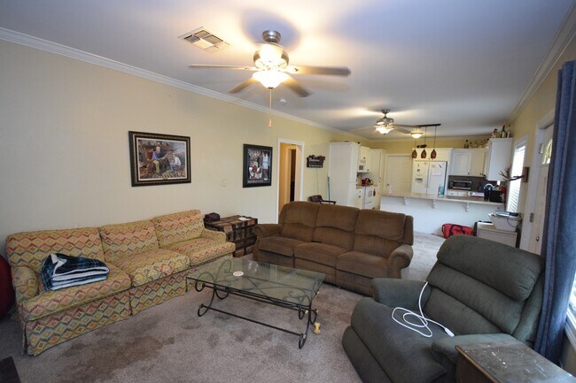 Building Photo - 4 Bed 2 Bath Home Centrally Located!