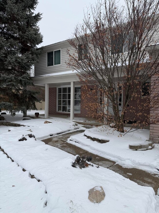 Building Photo - 3550 Kings Point Dr