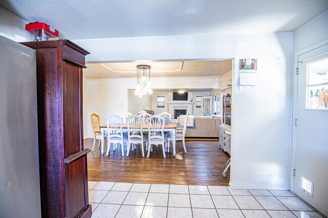 Foto del edificio - 4 Bedroom 2 Bathroom