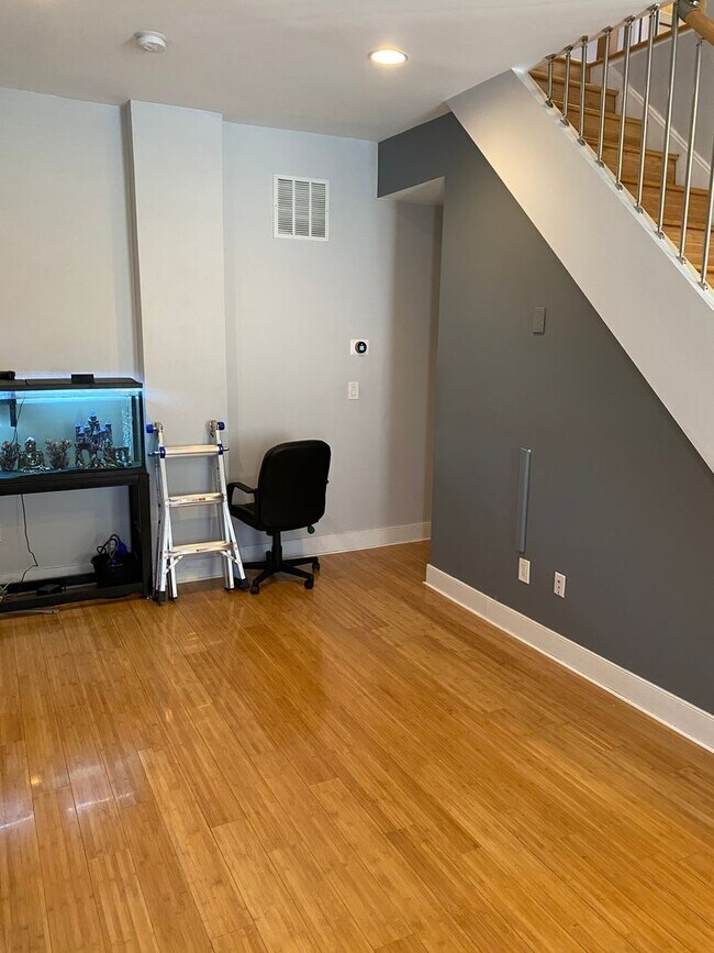 Building Photo - 2-Bedroom Townhome with Finished Basement!...