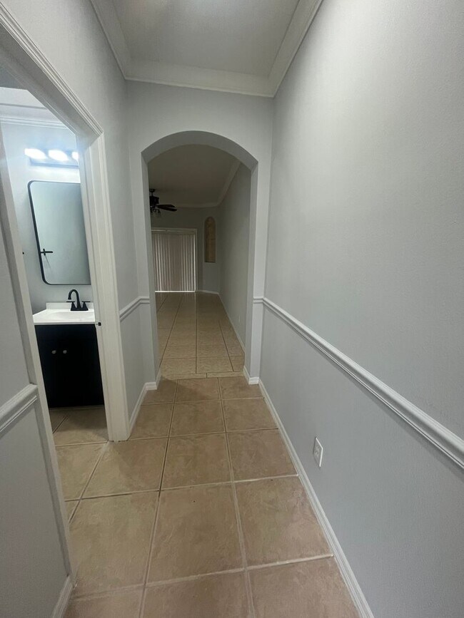 Building Photo - 1520 Retreat View Cir