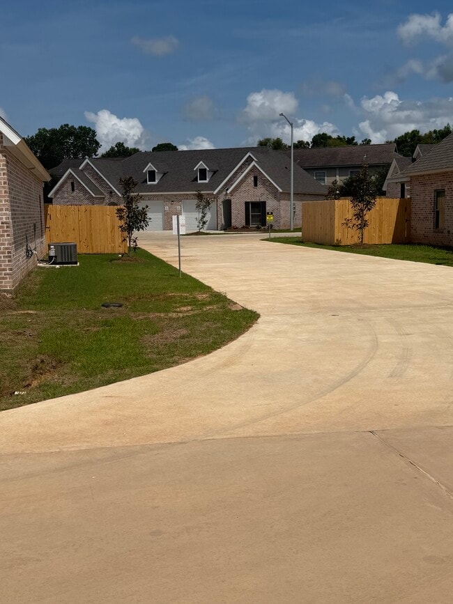 Building Photo - River Ranch