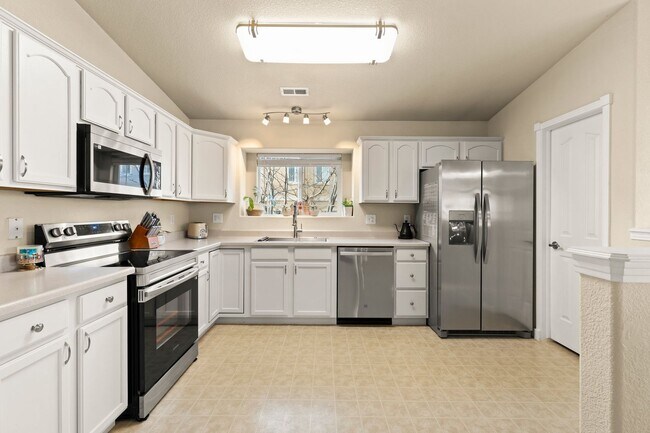 Building Photo - Westside Condo with Mountain Views, Upgrad...