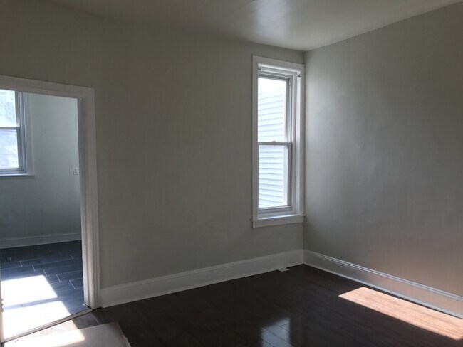 Building Photo - Recently Renovated 3-Bedroom Home in West ...