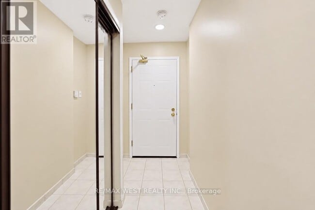 Building Photo - 65 Trailwood Dr