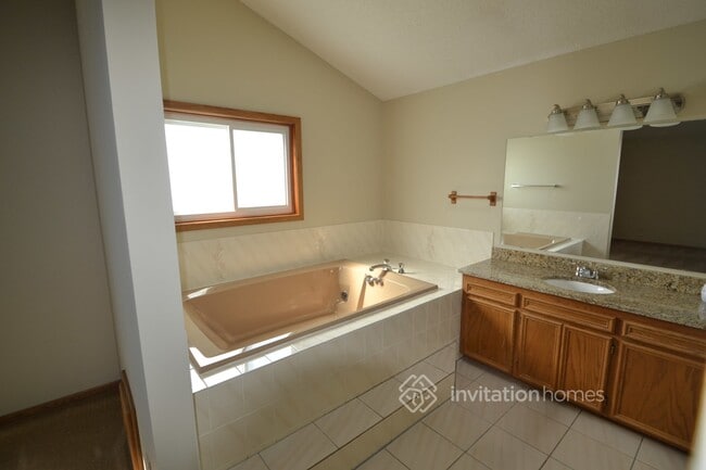 Building Photo - 15765 Garden View Dr