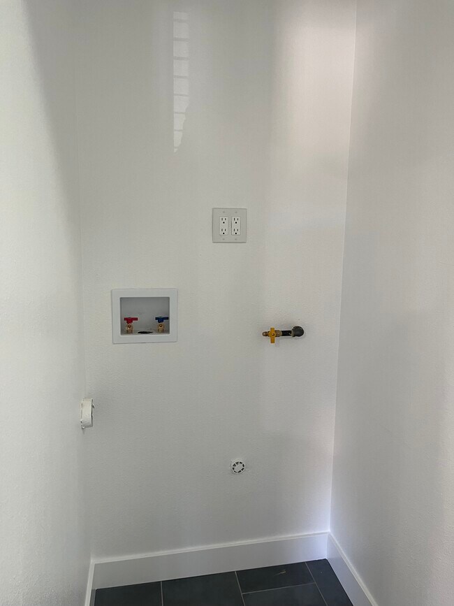 Wash and dryer hookups - 3110 E Thompson St