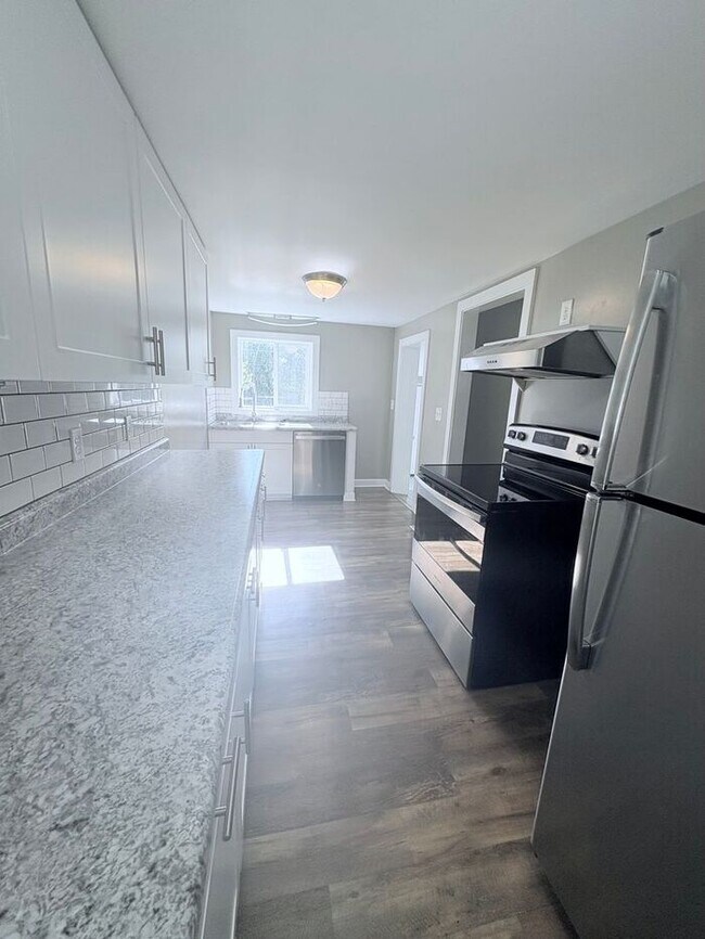 Foto del edificio - Charming 3BR 1BA Home w/ Sunroom • Stainless Kitchen • Yard w/ Fire Pit in Delaware