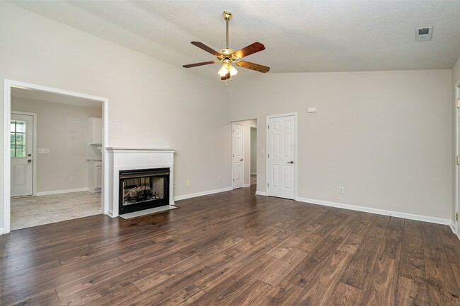 Building Photo - Fully renovated home on half an acre!