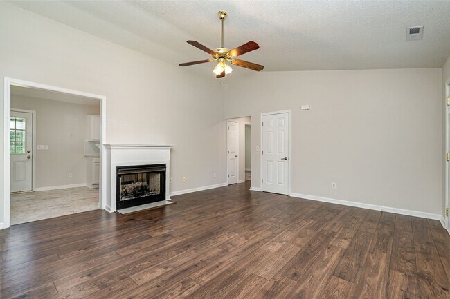 Foto del edificio - Fully renovated home on half an acre!