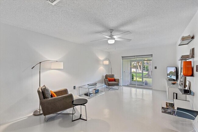 Building Photo - 4160 Fruitville Rd