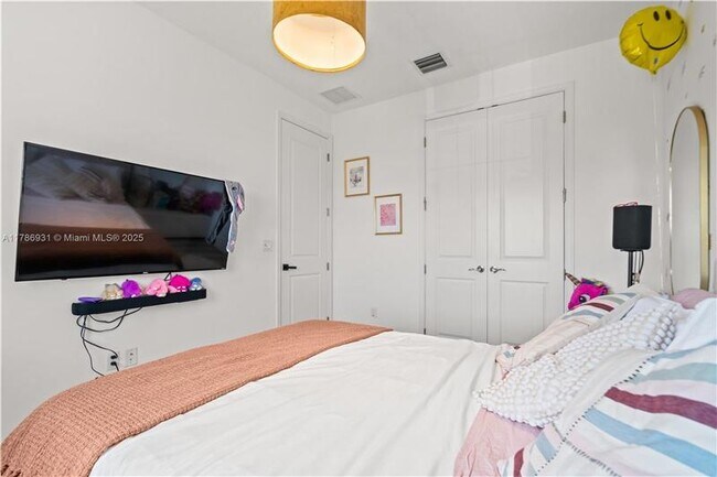 Foto del edificio - 4461 Waterside Dr