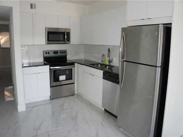 Building Photo - 2140 NE 56th St