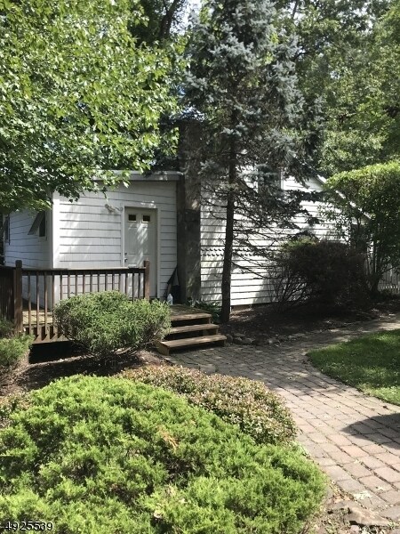 Building Photo - 1498 Valley Rd