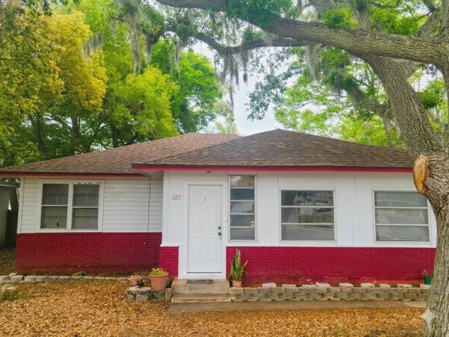 4 Bedroom 2 Bath Single Family Home w/ 2 Bonus Rooms - 4 Bedroom 2 Bath Single Family Home w/ 2 Bonus Rooms