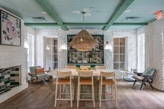 Building Photo - AMLI 300