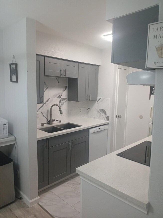 Foto del edificio - 12500 Sandpiper Dr