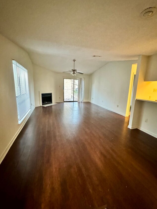 Foto principal - Spacious 2nd-floor condo minutes from campus