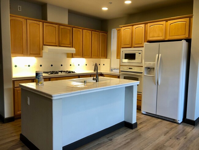 Building Photo - Great 4 bedroom 2 bath main house with casita (full bath)