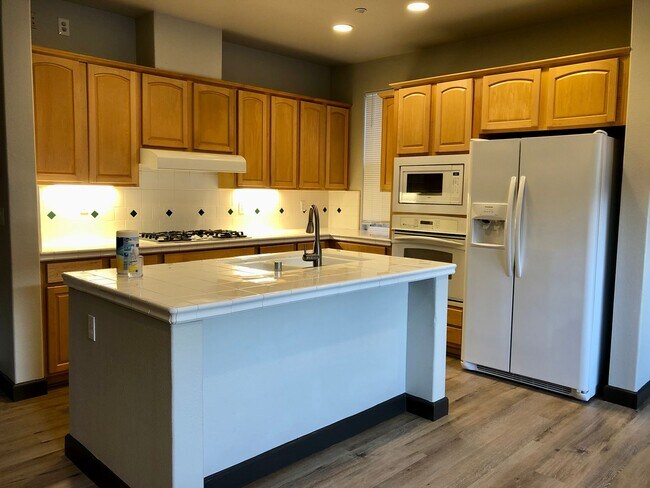 Foto del edificio - Great 4 bedroom 2 bath main house with casita (full bath)