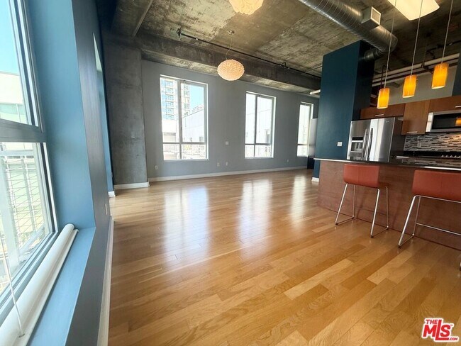 Foto del edificio - 645 W 9th St