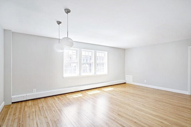 Foto del edificio - 23 Hammond Pond Pkwy