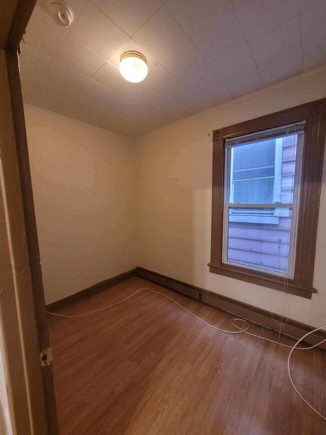 bedroom 3 - no closet - 406 N 2nd St