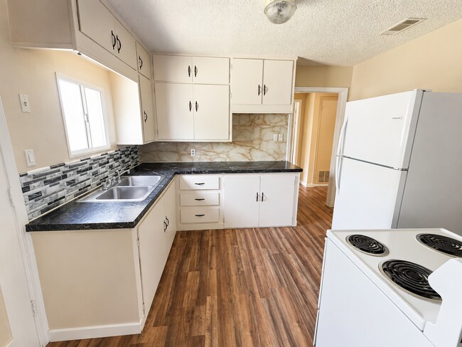 Foto del edificio - AVAILABLE NOW; APPLY TODAY ON OUR WEBSITE!!!
