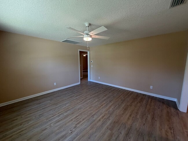 Building Photo - 2640 Canary Dr
