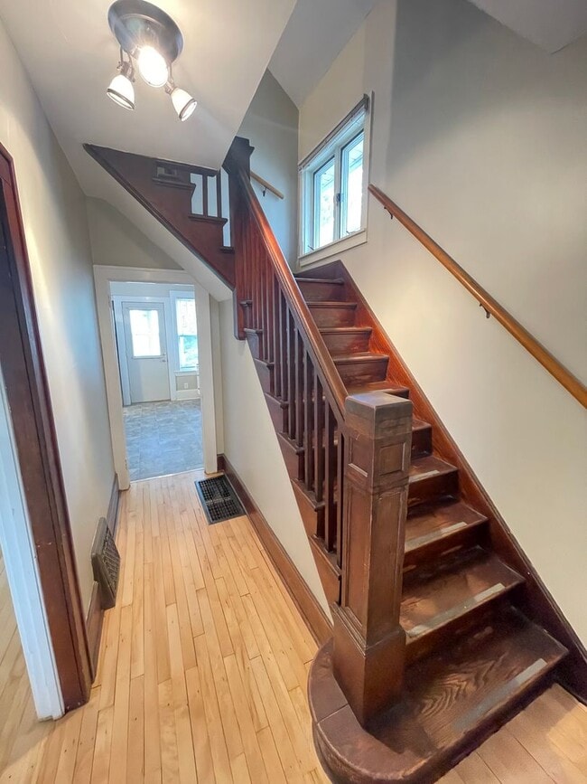 Building Photo - 1315 E 8th St