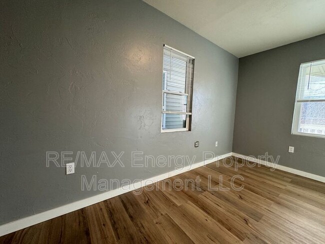 Building Photo - 220 E Springer Ave