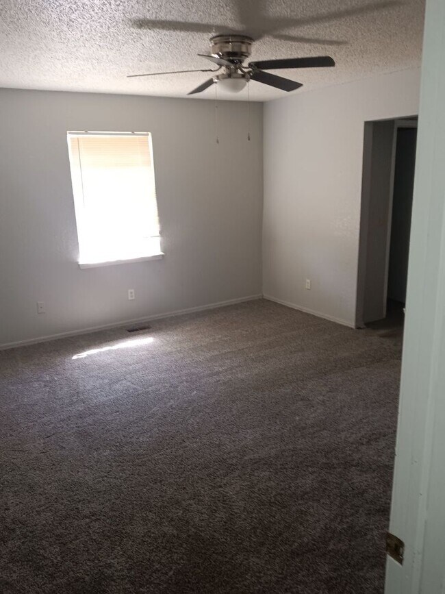 Foto del edificio - 9914 Larkspur Ln