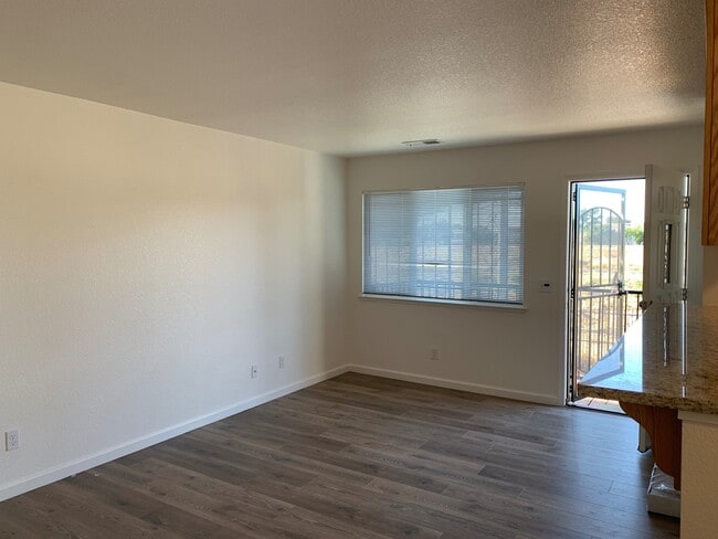 Foto del edificio - Remodeled Upstairs 2 Bedroom 1 Bath Unit