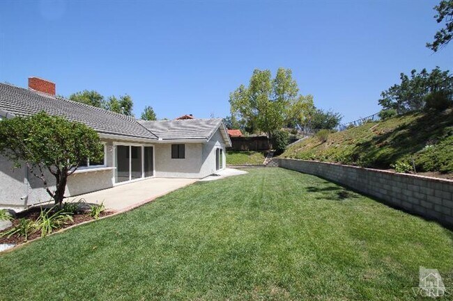 Building Photo - 880 Rim Crest Dr