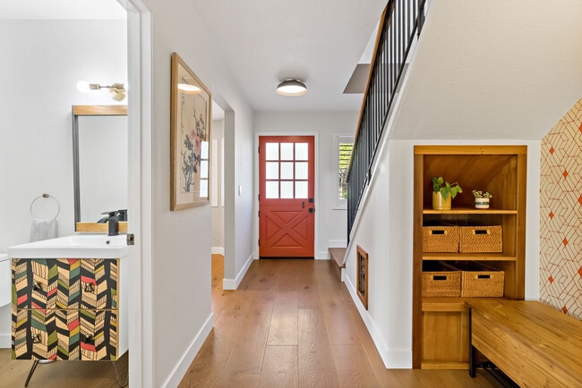Entryway - 435 Alberto Way