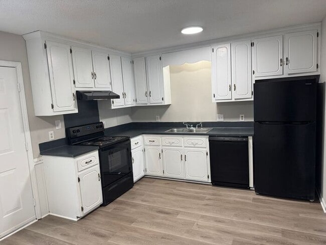 Building Photo - Townhouse near hospital and downtown