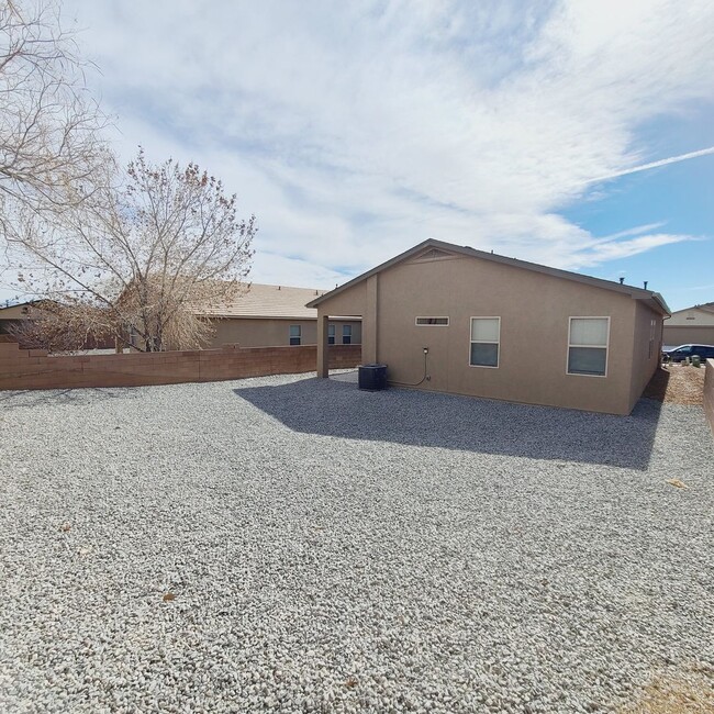 Building Photo - 3 bed 2 bath home in Huning Ranch!