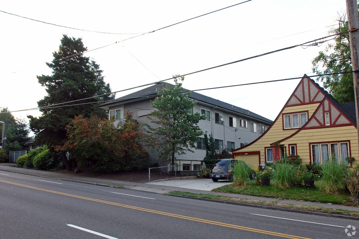 Primary Photo - 1423-1437 NE 47th Ave