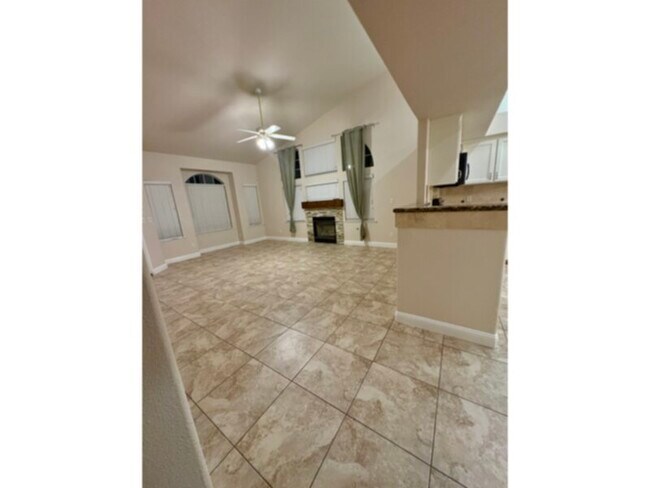 Foto del edificio - New price !Dont miss this open concept, big kithen with fresh paint and flooring