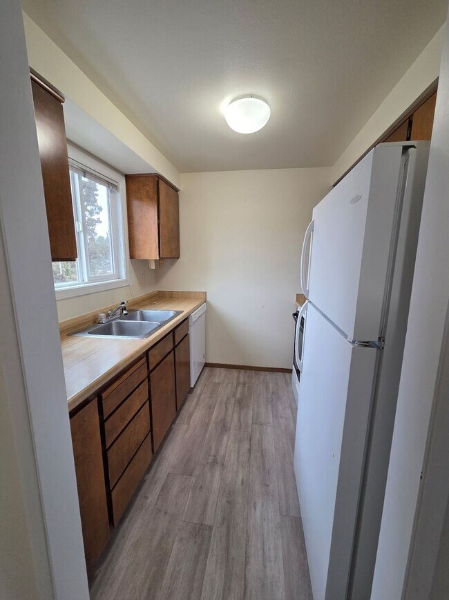 Foto del edificio - 2 Bed/1 Bath Apartment in NE Bend - Wichita Way