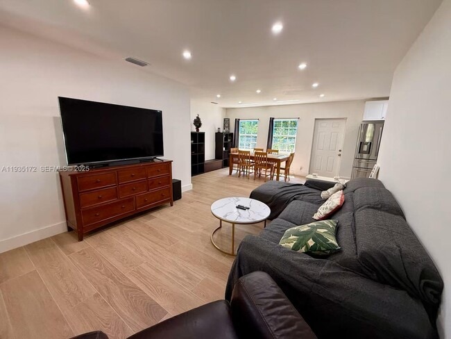 Building Photo - 15800 NE 15th Ave