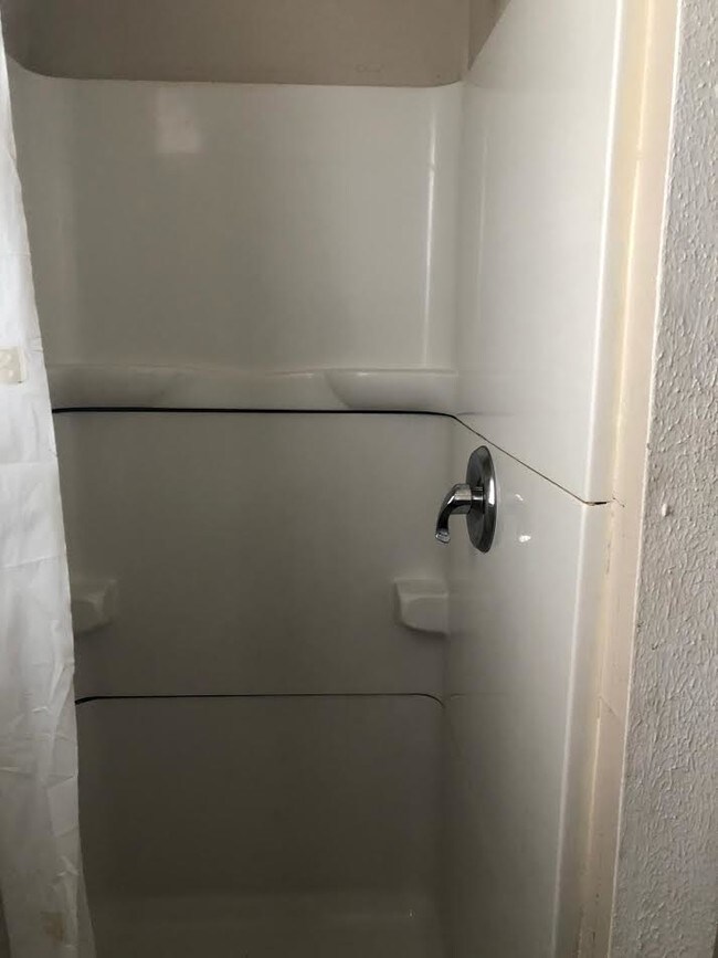 522 W Colfax Ave Unit 5223, South Bend, IN 46601 Room for Rent in