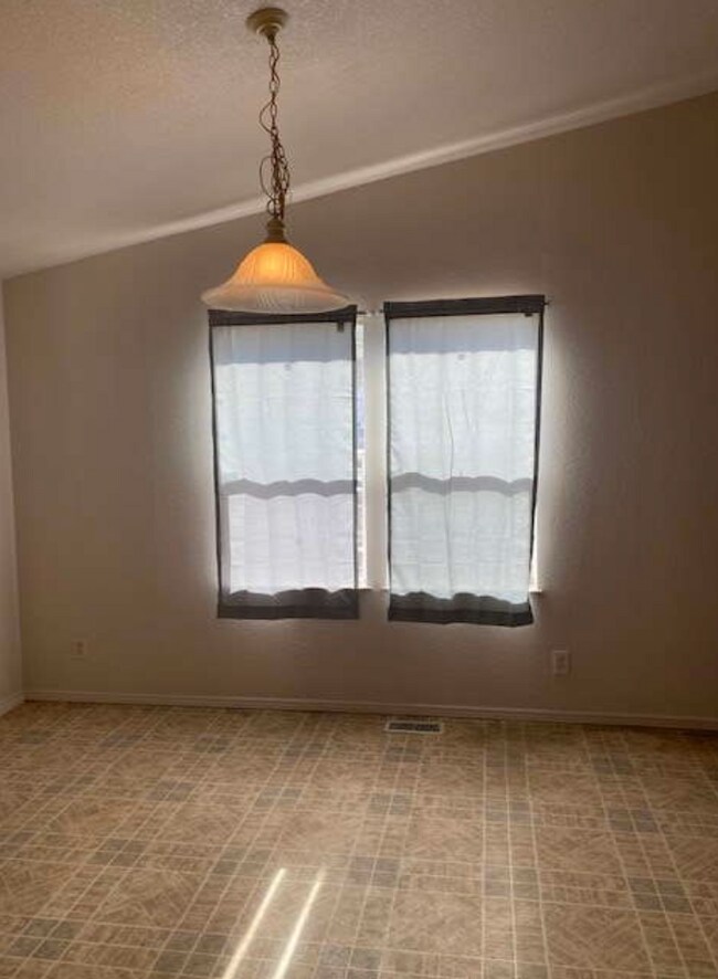 Building Photo - 644 S Shasta Ave