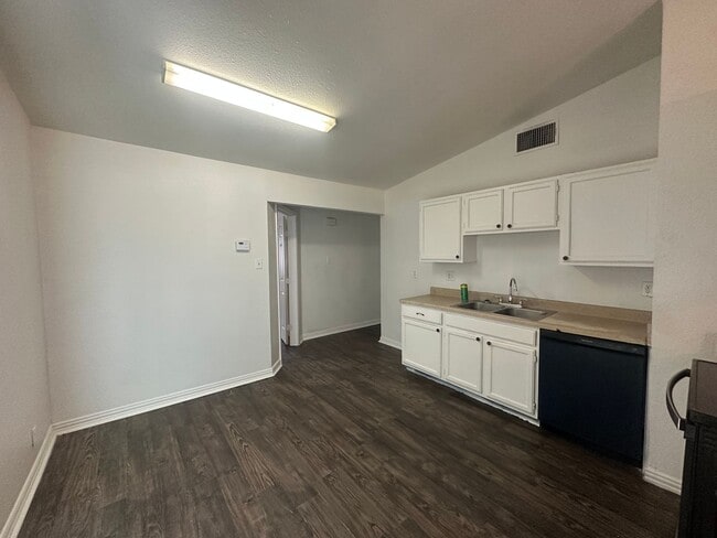 Building Photo - 4001 Colonial Sun Dr