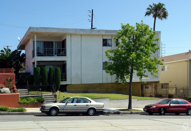 Building Photo - 125 W 64th St